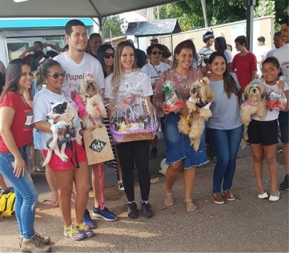 Participantes da primeira Cãominhada reunidos em 2019
